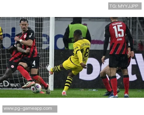 德甲激战曼联大胜多特蒙德补时进球引发争议判罚全场沸腾